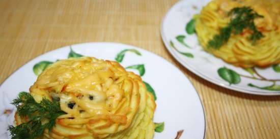 Creamy shrimps in potato baskets