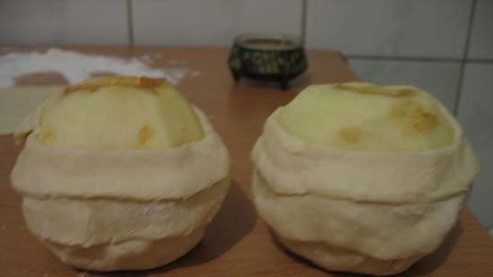 Apples in puff pastry with salted caramel (Bourdelot a la pomme au caramel de beurre aussi douillon)