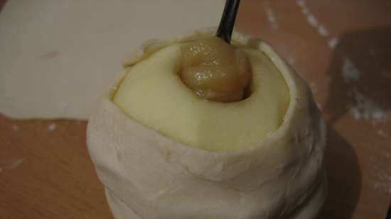 Apples in puff pastry with salted caramel (Bourdelot a la pomme au caramel de beurre aussi douillon)