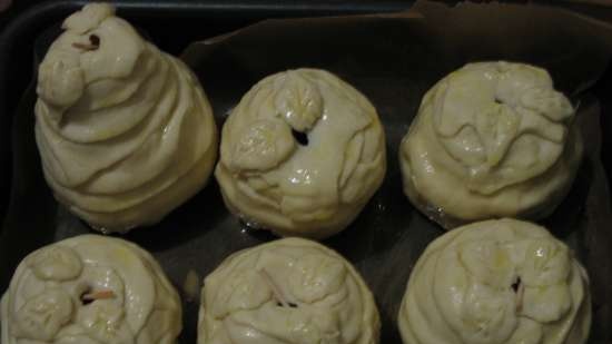 Apples in puff pastry with salted caramel (Bourdelot a la pomme au caramel de beurre aussi douillon)