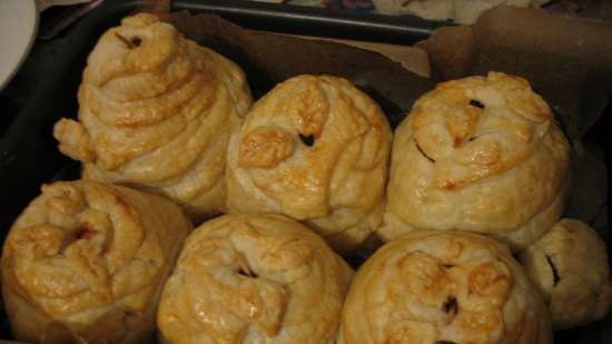 Apples in puff pastry with salted caramel (Bourdelot a la pomme au caramel de beurre aussi douillon)