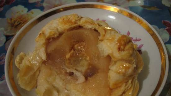 แอปเปิ้ลในแป้งพัฟกับคาราเมลเค็ม (Bourdelot a la pomme au caramel de beurre aussi douillon)