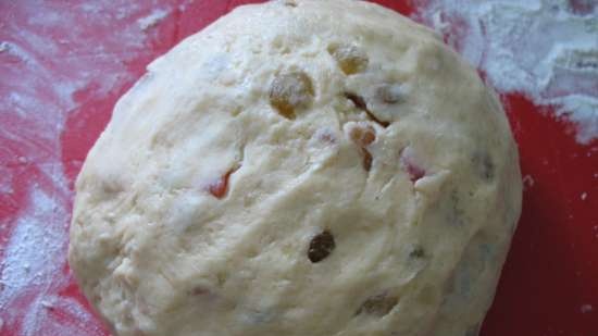 Alfombra navideña con frutas confitadas y almendras (Christstollen)