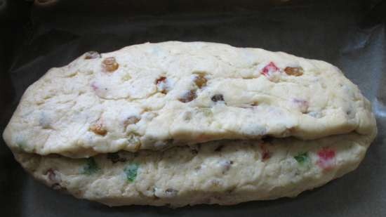 Alfombra navideña con frutas confitadas y almendras (Christstollen)