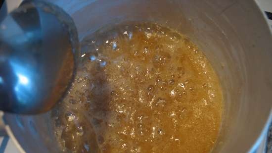 Almond granita in a caramel-sesame basket (Granita di mandorle in croccante di sesamo)