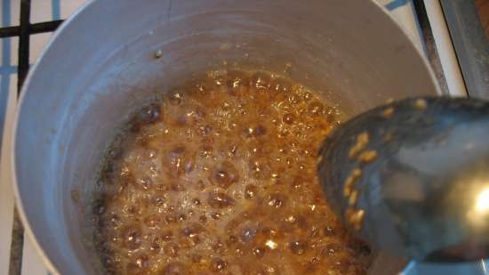 Granizado de almendras en una canasta de caramelo y sésamo (Granita di mandorle in croccante di sesamo)