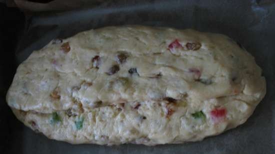 Alfombra navideña con frutas confitadas y almendras (Christstollen)