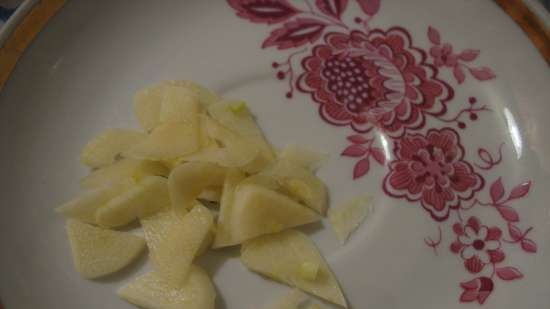 Salmone con aglio, prezzemolo e mandorle croccanti