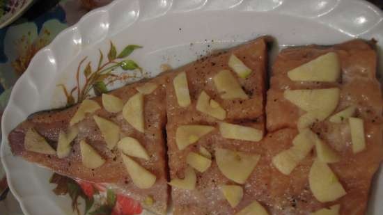 Salmón con ajo, perejil y almendras crujientes