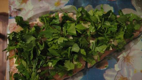 Salmone con aglio, prezzemolo e mandorle croccanti