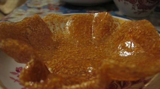 Almond granita in a caramel-sesame basket (Granita di mandorle in croccante di sesamo)