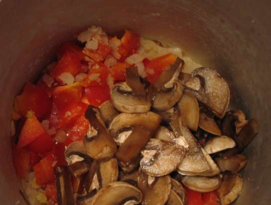 Mushroom soup in a bread plate (Falesna drst'kova polevka z hlivy podle Jany F.)