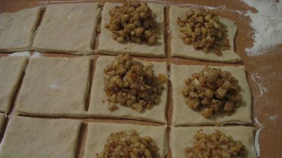 Ravioli di mele con cannella e fette di mela candita