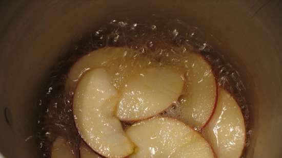 Apple ravioli with cinnamon and candied apple slices