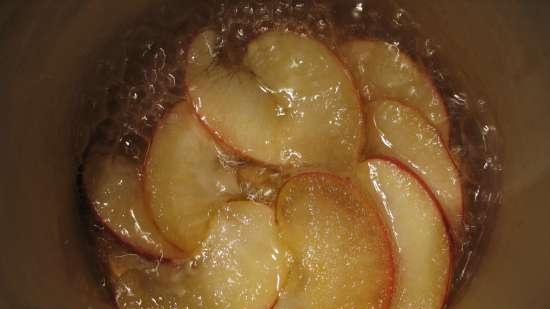 Apple ravioli with cinnamon and candied apple slices