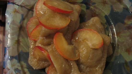 Apple ravioli with cinnamon and candied apple slices