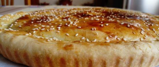 Torta di panna acida con cipolle verdi e uova