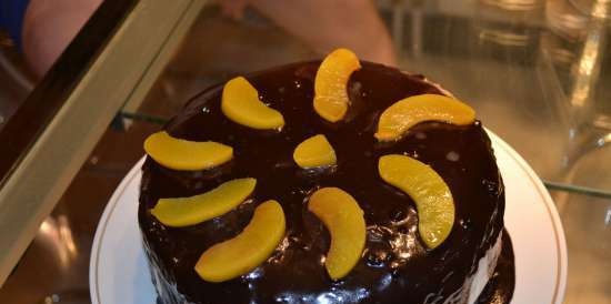 Torta cremosa al cioccolato con pesche