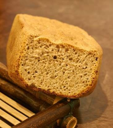 Pane contadino a lievitazione naturale in una macchina per il pane