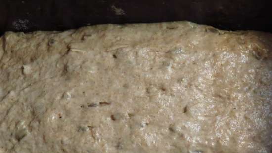 Airy rye-wheat bread with seeds