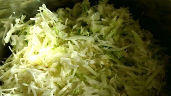 Preparación de verduras para sopa de repollo.