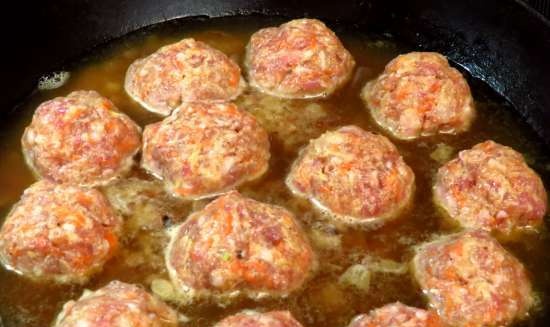 Polpette di carne e verdure in salsa di formaggio