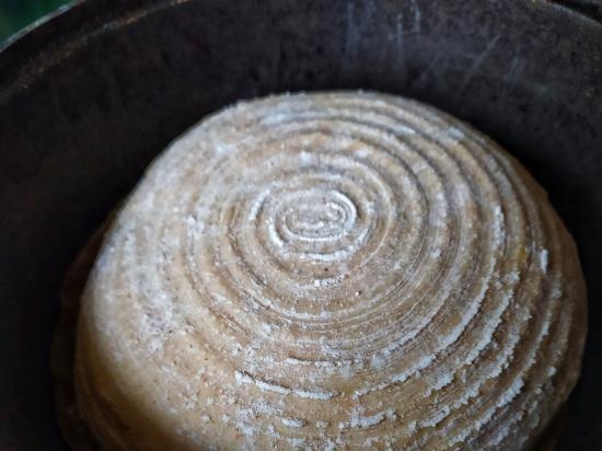 Biscuitbrood in een ketel