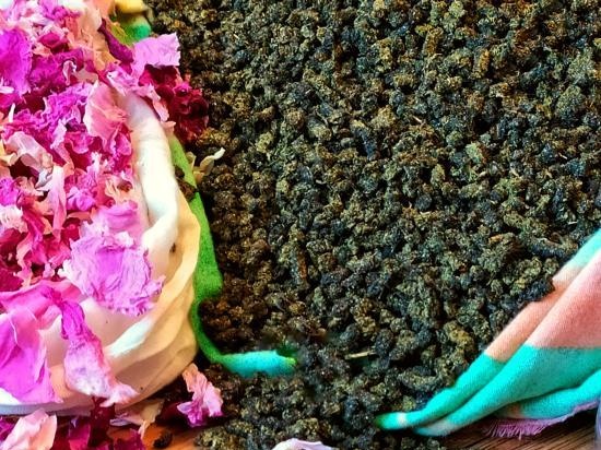 Té fermentado elaborado con hojas de jardín y plantas silvestres (clase magistral)