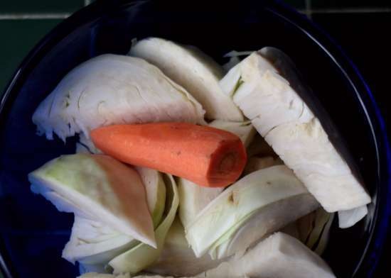 Chuletas de col magra con champiñones sobre harina de avena y linaza