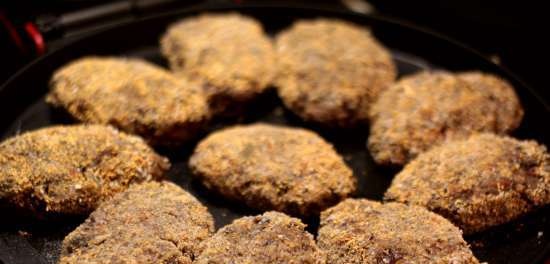 Cotolette di cavolo cappuccio magre con funghi su farina d'avena e semi di lino