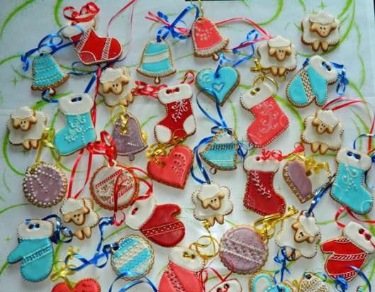 We decorate gingerbread cookies, cookies