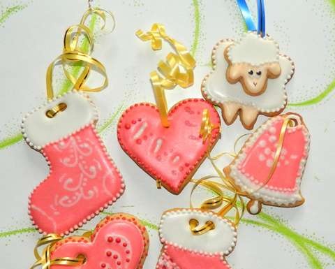 We decorate gingerbread cookies, cookies