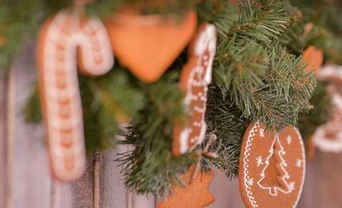 We decorate gingerbread cookies, cookies