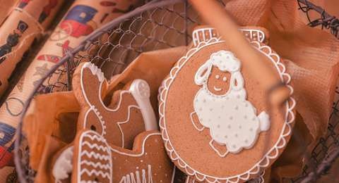 We decorate gingerbread cookies, cookies