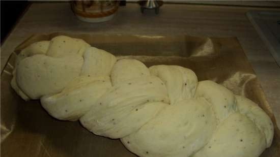 Challah potato with salad dressing in the oven