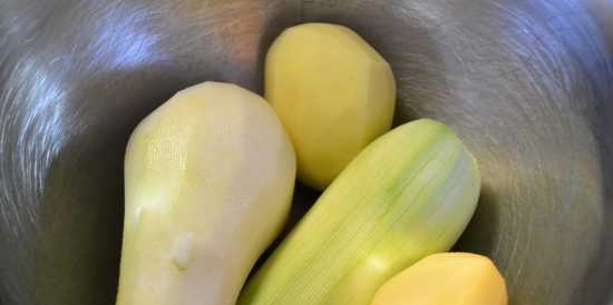 Zuppa di purea con sedano, zucchine, pera, con gremolata alla menta nel processore Oursson