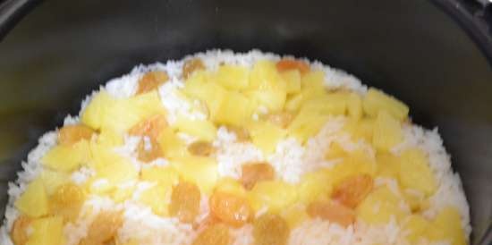 Rice porridge with raisins and pineapple in oursson 4002 multicooker