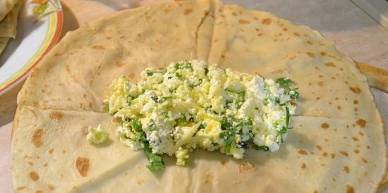 Pannenkoeken met kaas en kruiden gebakken in de oven met coquille