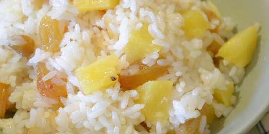 Rice porridge with raisins and pineapple in oursson 4002 multicooker