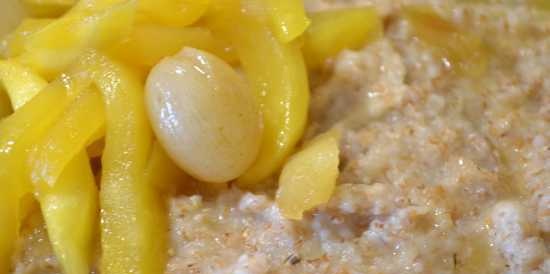 Porridge di farina d'avena con frutti aromatici nella pentola a pressione Oursson