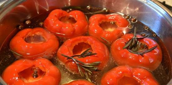 Gogoshary al peperone (ratunda), peperoncino piccante, preparato per ripieno con formaggio feta, formaggio feta