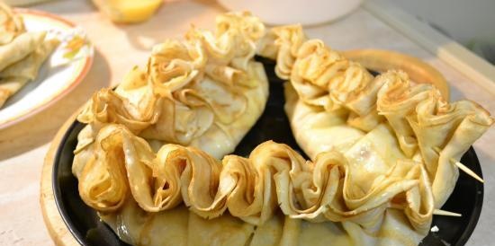 Pannenkoeken met kaas en kruiden gebakken in de oven met coquille