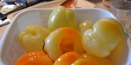 Gogoshary al peperone (ratunda), peperoncino piccante, preparato per ripieno con formaggio feta, formaggio feta