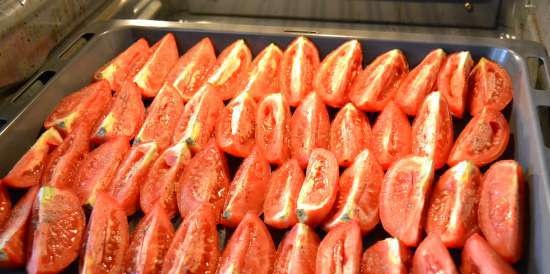 Sun-dried tomatoes in the oven in fragrant oil (cooking and canning)