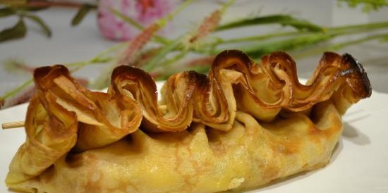 Pannenkoeken met kaas en kruiden gebakken in de oven met coquille