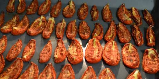 Sun-dried tomatoes in the oven in fragrant oil (cooking and canning)