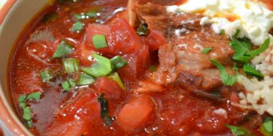 Borsch rosso con costine di maiale nella pentola a pressione Oursson