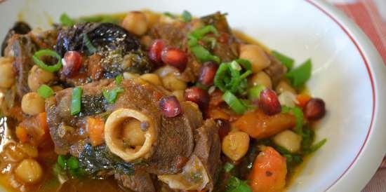 Tagine with lamb, chickpeas and prunes