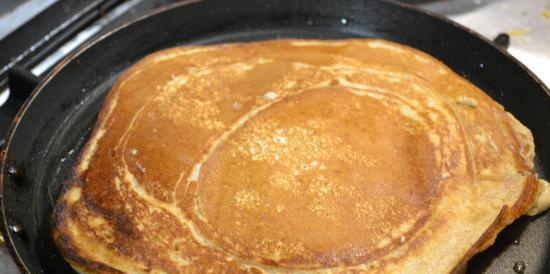 Panqueques gruesos con leche cuajada con harina integral y horneados