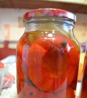 Gogoshary al peperone (ratunda), peperoncino piccante, preparato per ripieno con formaggio feta, formaggio feta